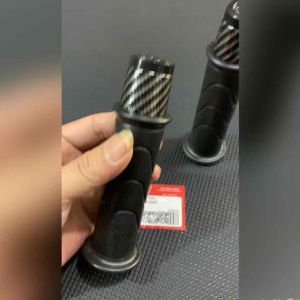 HANDGRIP / HANDFAT STANDAR - HONDA + JALU STANG CARBON - UNTUK MATIC BEBEK MOGE VARIO BEAT SCOOPY GENIO PCX BLADE SUPRA GRAND PRIMA KHARISMA TIGER MEGAPRO GLPRO CB DLL BISA UNTUK SEMUA MOTOR