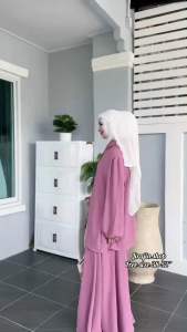 งานชุดเซทกระโปรง สำหรับสาวอวบงานฟรีไซส์ 38-52“ ตัวเสื้อเชิ้ตแขนพองวงแขนกว้างรูดหลัง ตัวกระโปรงยางรอบเอวมีซับในเพิ่มกระเป๋าข้างให้ เรียบหรูพร้อมจบทุกงาน