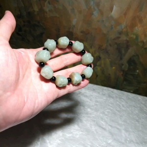17mm Premium light greenish caramel brownish with a slight hint of bluish Nephrite hand carved double sides Laughing Buddha bracelet/handheld (with certificate) [Natural Crystal] 17毫米和田玉且末青白糖带蓝调纯手工双面笑佛弥勒佛手链/手持(带证书)