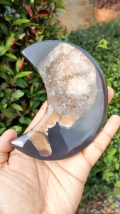 👑 หินอาเกต ดรูซี่ จันทร์เสี้ยวผลึก ( Druzy Agate ) 299 กรัม 🌸 ชิ้นนี้มีโพรงผลึกน่ารักๆอยู่ด้วย เหมาะสำหรับตกแต่งบ้านหรือวางโต๊ะน่ารักๆ ✨ น้ำหนัก 299 กรัม ☘️ ขนาด 13×6.7×1.5 cm. 🎥 มี VDO ให้ชมครับ