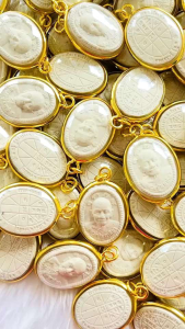 จี้หลวงปู่มหาศิลา พระผงขาว เลี่ยมกรอบทอง ชุบไมครอน แบบเรียบ