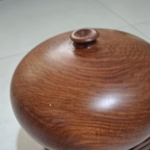 Bình gỗ phú quý gỗ cẩm cao 11cm x17cm x17cm | - Hình tròn | - Mặt nhẵn bóng | - Nắp tròn nhỏ | - Đế gỗ hình chữ nhật | - Phù hợp trang trí nội thất