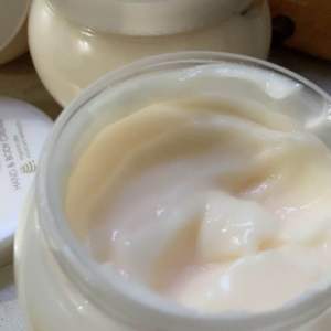 Krim Tubuh Susu Madu: Perawatan Kulit Sehari-Hari