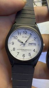 Đồng hồ nam hiệu ALBA QUARTZ size 35mm hai lịch mặt trắng cọc số học tròvỏ plastic kết hợp thépdây plastic linh kiện đáy vít chống nước tốt 5Barhình thức sản phẩm có xước nhẹ