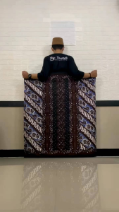 Sarung Batik Gus Iqdam New Produk - BATIK RUMIY\\n\\nSarung batik Gus Iqdam adalah produk yang dirancang dengan desain batik klasik dan sarung batik tradisional, menjadi pilihan tepat bagi pria yang mencari keindahan dan kenyamanan dalam penampilan mereka. Dalam artikel ini, kita akan membahas lebih lanjut tentang apa itu sarung batik Gus Iqdam, bagaimana memilih produk yang tepat, serta cara merawatnya.\\n\\n Apa Itu Sarung Batik Gus Iqdam?\\n\\nSarung batik Gus Iqdam adalah produk batik yang dirancang khusus oleh Batik Rumiy, sebuah perusahaan yang dikenal dengan desain dan kualitasnya. Sarung ini memiliki desain batik klasik dan sarung batik tradisional, yang membuatnya menjadi pilihan yang sempurna bagi pria yang mencari keindahan dan kenyamanan dalam penampilan mereka.\\n\\n Desain Batik Klasik\\n\\nDesain batik klasik pada sarung batik Gus Iqdam menampilkan motif-motif yang telah dikenal sejak lama di Indonesia. Motif-motif ini sering kali menggambarkan alam, kehidupan masyarakat, atau cerita-cerita legenda. Dengan menggunakan desain batik klasik, sarung batik Gus Iqdam dapat memberikan kesan elegan dan klasik kepada pemakainya.\\n\\n Sarung Batik Tradisional\\n\\nSarung batik tradisional Gus Iqdam merupakan produk yang dirancang dengan mengacu pada budaya dan kebiasaan masyarakat Indonesia. Sarung ini dibuat dari bahan-bahan berkualitas tinggi dan dirancang untuk memberikan kenyamanan maksimal kepada pemakainya. Dengan menggunakan sarung batik tradisional Gus Iqdam, Anda dapat merasakan keindahan dan kekayaan budaya Indonesia.\\n\\n Bagaimana Memilih Sarung Batik Gus Iqdam yang Tepat?\\n\\nMemilih sarung batik Gus Iqdam yang tepat dapat menjadi tantangan bagi beberapa orang. Namun, dengan mengikuti beberapa tips berikut, Anda dapat memilih produk yang sesuai dengan kebutuhan dan preferensi Anda.\\n\\n Tips Memilih Desain Batik\\n\\nSaat memilih desain batik, pertimbangkan motif dan warna yang sesuai dengan kepribadian Anda. Motif dan warna yang tepat dapat membantu Anda mengekspresikan diri dan meningkatkan penampilan Anda. Jika Anda suka dengan desain batik klasik, pilihlah sarung batik Gus Iqdam dengan motif-motif yang sudah dikenal sejak lama di Indonesia.\\n\\n Sarung Batik untuk Pria\\n\\nSarung batik Gus Iqdam dirancang khusus untuk pria yang mencari keindahan dan kenyamanan dalam penampilan mereka. Sarung ini tersedia dalam berbagai ukuran dan warna, sehingga Anda dapat menemukan produk yang sesuai dengan tubuh dan kepribadian Anda. Jika Anda mencari sarung batik untuk acara formal atau non-formal, sarung batik Gus Iqdam adalah pilihan yang tepat.\\n\\n Bagaimana Merawat Sarung Batik Gus Iqdam?\\n\\nMerawat sarung batik Gus Iqdam dengan benar dapat membantu Anda menjaga kualitas dan keindahan produk tersebut. Berikut adalah beberapa tips tentang cara menyimpan dan membersihkan sarung batik Gus Iqdam.\\n\\n Cara Menyimpan Sarung Batik\\n\\nUntuk menyimpan sarung batik Gus Iqdam, simpanlah dalam tempat yang kering dan teduh. Hindari menyimpan sarung batik di tempat yang lembab atau terkena sinar matahari langsung, karena hal ini dapat merusak kualitas dan keindahan sarung tersebut.\\n\\n Cara Membersihkan Sarung Batik Gus Iqdam\\n\\nUntuk membersihkan sarung batik Gus Iqdam, gunakan air hangat dan deterjen yang lembut. Hindari menggunakan deterjen yang mengandung bleaching atau pewarna, karena hal ini dapat merusak warna dan tekstur sarung batik. Setelah dicuci, jemurlah sarung batik di tempat yang teduh dan hindari menjemur di bawah sinar matahari langsung.\\n\\nDengan mengikuti tips-tips di atas, Anda dapat memilih dan merawat sarung batik Gus Iqdam dengan benar, sehingga dapat menikmati keindahan dan kenyamanan produk tersebut dalam waktu yang lama.\n}
