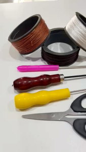 Paket Sol Sepatu - Benang Sol warna hitam Putih Cokelat + Jarum Sol Paten + Jarum Penusuk + Penyayat + Lem + Gunting