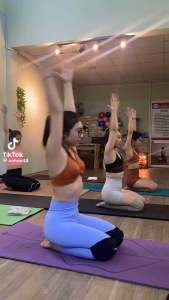Thảm tập yoga. Thảm tập yoga phiên bản du lịch có thể gấp gọn tặng kèm thìa dù xinh xịn thảm đây 15-2 mm mặt dưới phủ cáo su chống trượt tăng độ bám. Mặt trên phủ lớp nỉ cực bền dễ lâu chùi họa tiết đa dạng đẹp. Free ship