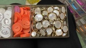 5 nút vét trắng bọc xi vàng có 4 size.