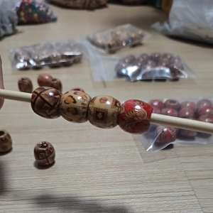 ลูกปัดไม้ ลูกปัดโอ่ง (20 เม็ด) ขนาด 16 มิล ลูกปัดพิมพ์ลาย เพ้นท์ลาย Diy ลูกปัด **ขนาดของลูกปัดแต่ละชิ้นจะไม่เป๊ะ ขนาดของแต่ละชิ้นไม่เท่ากัน**