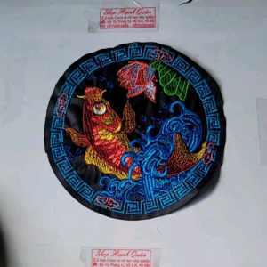 Hình tròn 18cm thêu cá chép  may lên áo dài