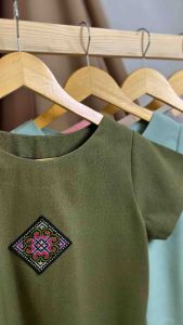 เสื้อพื้นเมือง เสื้อผ้าฝ้ายลินิน คอปาดแต่งลายหน้าอก เรียบดูดีใส่ลำลองใส่ทำงาน