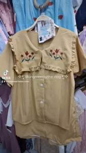 RT รวมแบบ เสื้อคอกลม ปกระบาย ปักรอบปก แขนสั้น กระดุมหน้า ผ้า silk ครัช อกก่อนยืด หน้าผ้า 50“ ต้นแขน20” ยาว 23” อก:46-48” งานไซส์ใหญ่ OVERSIZE