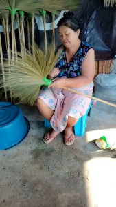 ไม้กวาดหางปลาด้ามยาว(แพ็คคู่ 2 ด้าม )มีขอเกี่ยวแน่นใช้ได้นานไม่หลุดง่าย