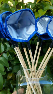 กระชอนผ้าร่มขนาดเล็ก​ ด้ามไม้ไผ่​ ตักได้ทั้งน้ำและปลาในครั้งเดียว ใช้งานสะดวก​