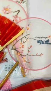 Quạt gỗ quạt lụa quạt cổ trang sống ảo quay phim chụp ảnh