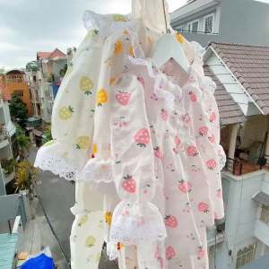 Set bộ bé gái dài tay tiểu thư xinh baby doll họa tiết quả dâu tây cực xinh chất vải tơ xốp mềm mại thoáng khí (5-15kg)