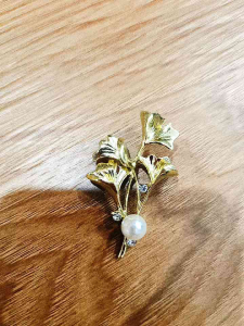 84SK Elegant Gold Ginkgo Leaf Brooch – Simple Yet Stylish Design Beautiful ginkgo brooch kerongsang