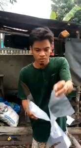 Pisau Cap Garpu Original & Pisau Sembelih Daging: Panduan Lengkap\\n\\n Apa itu Pisau Cap Garpu Original?\\n\\nPisau Cap Garpu Original adalah pisau berkualitas tinggi yang dirancang khusus untuk memotong daging. Dibuat dengan bahan baja berkualitas tinggi, pisau ini memiliki tampilan yang elegan dan tajam yang memudahkan dalam memotong daging dengan presisi tinggi.\\n\\n Keunggulan Pisau Cap Garpu Original\\n\\nBerikut adalah beberapa keunggulan dari pisau Cap Garpu Original:\\n\\n- Bahan baja berkualitas tinggi yang tahan lama\\n- Desain ergonomis untuk memudahkan penggunaan\\n- Ujung tajam yang memudahkan dalam memotong daging\\n- Tersedia dalam berbagai ukuran, mulai dari 12 dimensi, 14 dimensi, hingga 16 dimensi\\n\\n Cara Menggunakan Pisau Cap Garpu Original dengan Benar\\n\\nBerikut adalah beberapa langkah untuk menggunakan pisau Cap Garpu Original dengan benar:\\n\\n1. Bersihkan pisau sebelum dan sesudah penggunaan\\n2. Pastikan tangan Anda bersih dan kering saat menggunakan pisau\\n3. Pegang pisau dengan kuat dan pastikan jari-jari Anda tidak berada di jalur pisau\\n4. Gunakan pisau dengan gerakan memotong yang halus dan perlahan\\n5. Jangan gunakan pisau untuk memotong tulang atau benda keras lainnya\\n\\n Pisau Sembelih Daging: Sapi & Kambing\\n\\nPisau sembelih daging adalah pisau khusus yang dirancang untuk memotong daging sapi dan kambing. Berikut adalah beberapa fitur dan kelebihan dari pisau sembelih daging:\\n\\n Pisau Sembelih Sapi: Fitur & Kelebihan\\n\\nBerikut adalah beberapa fitur dan kelebihan dari pisau sembelih sapi:\\n\\n- Ujung tajam yang memudahkan dalam memotong daging sapi\\n- Bahan baja berkualitas tinggi yang tahan lama\\n- Desain ergonomis untuk memudahkan penggunaan\\n- Tersedia dalam berbagai ukuran, mulai dari 12 dimensi, 14 dimensi, hingga 16 dimensi\\n\\n Pisau Sembelih Kambing: Tips & Trik\\n\\nBerikut adalah beberapa tips dan trik untuk menggunakan pisau sembelih kambing:\\n\\n- Bersihkan pisau sebelum dan sesudah penggunaan\\n- Pastikan tangan Anda bersih dan kering saat menggunakan pisau\\n- Pegang pisau dengan kuat dan pastikan jari-jari Anda tidak berada di jalur pisau\\n- Gunakan pisau dengan gerakan memotong yang halus dan perlahan\\n- Jangan gunakan pisau untuk memotong tulang atau benda keras lainnya\\n\\n Pisau Seset & Pisau Dapur Berkualitas\\n\\nBerikut adalah beberapa informasi tentang memilih pisau seset yang tepat dan spesifikasi pisau dapur berkualitas:\\n\\n Memilih Pisau Seset yang Tepat\\n\\nBerikut adalah beberapa pertimbangan saat memilih pisau seset yang tepat:\\n\\n- Bahan baja berkualitas tinggi yang tahan lama\\n- Desain ergonomis untuk memudahkan penggunaan\\n- Ujung tajam yang memudahkan dalam memotong daging\\n- Tersedia dalam berbagai ukuran, mulai dari 12 dimensi, 14 dimensi, hingga 16 dimensi\\n\\n Pisau Dapur Berkualitas: Ukuran & Spesifikasi (12dim/14dim/16dim)\\n\\nBerikut adalah spesifikasi pisau dapur berkualitas dalam berbagai ukuran:\\n\\n- Pisau dapur berkualitas 12 dimensi: Cocok untuk memotong daging tipis dan sayuran\\n- Pisau dapur berkualitas 14 dimensi: Cocok untuk memotong daging tebal dan sayuran\\n- Pisau dapur berkualitas 16 dimensi: Cocok untuk memotong daging besar dan sayuran\\n\\nDengan memilih pisau dapur berkualitas yang tepat, Anda dapat memastikan bahwa proses memasak Anda menjadi lebih efisien dan hasil akhir makanan Anda menjadi lebih baik.\"