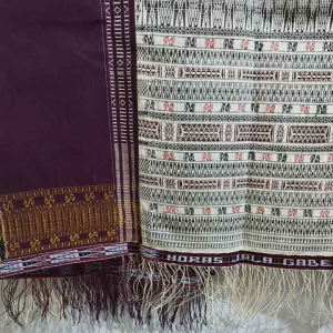 Ulos ragi hidup/pinuncaan pakaian adat Batak toba