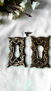 Kotak Lubang Kunci Kuningan Antik Motif Ukir