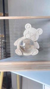 LP203 บ้านสัตว์เลี้ยง หลุมใสพี่หมี ดีไซน์น่ารัก แบบยึดกรง ทำจากไม้สนเกรดA สำหรับชินชิลล่า กระรอก บุชเบบี้ นก