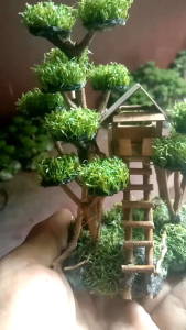 bonsai mini sintetis rumah gantung di tengah pohon