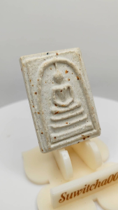 C139  พระสมเด็จ วัดระฆัง พิมพ์ใหญ่ เกศทะลุซุ้ม เนื้อเกินพิมพ์ สีขาว หลัง เจ้าแม่กวนอิม​  ขนาด 3.0​x4.0 cm