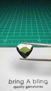 เขียวส่อง จันทบุรี 5.902 ct  พลอยมีเซอร์แล้ว หน้ากว้าง ไม่มีตำหนิ