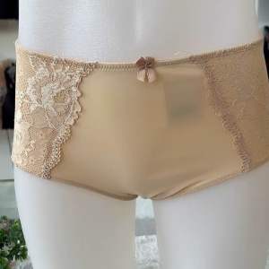 กางเกงชั้นในสตรีสีเนื้อแต่งลูกไม้สองข้าง