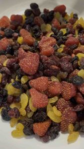 ผลไม้อบแห้งพรีเมียม: ลูกเกดและเบอร์รี่ (ลูกเกดเหลือง ลูกเกดดำ แครนเบอร์รี่ สตรอว์เบอร์รี่