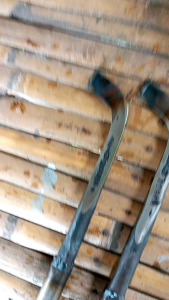 pisau penyadap karet bahan panrol atau paku rel kereta api
