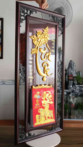 [Lịch đúc nổi] Lịch 2027 chữ Tài Lộc khung gỗ tràm tượng đúc nổi mạ vàng gắn sẵn lốc lịch 365 ngày