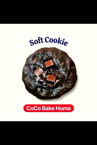 🍪 Soft Cookie Chocolate Cranberry — ซอฟท์คุกกี้ช็อกโกแลตแครนเบอร์รี่ คุกกี้เนื้อนุ่มหนึบ หอมเนยสดแท้เต็มคำ 🍫 ผสมช็อกโกแลตเข้มข้นใส่มาร์ชเมลโล่กับแครนเบอร์รี่เปรี้ยวหวานพอดี 🍒 ให้รสชาติตัดกันลงตัว อร่อยไม่เลี่ยน