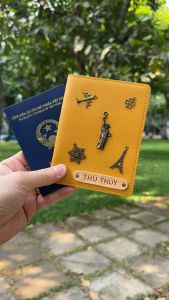 Cover passport vàng nghệ retro khắc tên chủ nhân dán charm theo cá tính. Bao đựng đa năng nhiều ngăn phụ thiết kế đẹp