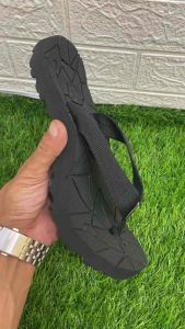 SENDAL JEPIT PRIA OUTDOOR HIKING KARET HITAM