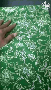 Kain Batik Fatayat NU Semi Sutra Halus dan Lembut\\n\\n Apa Itu Kain Batik Fatayat NU Semi Sutra?\\n\\nKain batik Fatayat NU semi sutra adalah jenis kain batik yang terbuat dari campuran serat sutra dan serat alam lainnya. Kain ini dikenal dengan tekstur lembut dan halus, serta motif batik yang indah dan unik. Fatayat NU merupakan organisasi perempuan Nahdlatul Ulama yang memiliki komitmen kuat dalam melestarikan budaya dan seni batik Indonesia.\\n\\n Keunikan & Kualitas Kain Batik Fatayat NU Semi Sutra\\n\\nKain batik Fatayat NU semi sutra memiliki beberapa keunikan dan kualitas yang menjadikannya pilihan yang tepat untuk berbagai keperluan, termasuk acara formal. Beberapa keunikan dan kualitas kain batik Fatayat NU semi sutra antara lain:\\n\\n- Tekstur lembut dan halus, yang membuatnya nyaman dipakai\\n- Motif batik yang indah dan unik, mencerminkan kekayaan budaya Indonesia\\n- Daya tahan tinggi, yang membuatnya awet dan tahan lama\\n- Tersedia dalam berbagai warna dan motif, sehingga mudah dipadupadankan\\n\\n Cara Mengenali Kualitas Kain Batik Fatayat NU Semi Sutra\\n\\nUntuk mengenali kualitas kain batik Fatayat NU semi sutra, Anda dapat memperhatikan beberapa hal berikut:\\n\\n- Tekstur kain: Pastikan kain memiliki tekstur lembut dan halus, yang menunjukkan kualitas serat sutra yang baik\\n- Motif batik: Perhatikan keindahan dan ketepatan motif batik pada kain, yang mencerminkan kualitas proses pembuatan batik\\n- Warna: Pastikan warna kain tahan lama dan tidak mudah pudar, yang menunjukkan kualitas pewarnaan yang baik\\n- Daya tahan: Periksa daya tahan kain terhadap gesekan dan air, yang menunjukkan kualitas serat kain yang baik\\n\\n Bagaimana Memilih Kain Batik Fatayat NU Semi Sutra yang Berkualitas?\\n\\nUntuk memilih kain batik Fatayat NU semi sutra yang berkualitas, Anda dapat memperhatikan beberapa hal berikut:\\n\\n Tips Memilih Kain Batik Fatayat NU Semi Sutra yang Lembut & Halus\\n\\n- Pilih kain dengan tekstur lembut dan halus, yang membuatnya nyaman dipakai\\n- Perhatikan keindahan dan ketepatan motif batik pada kain, yang mencerminkan kualitas proses pembuatan batik\\n- Pastikan warna kain tahan lama dan tidak mudah pudar, yang menunjukkan kualitas pewarnaan yang baik\\n- Periksa daya tahan kain terhadap gesekan dan air, yang menunjukkan kualitas serat kain yang baik\\n\\n Perbedaan Kain Batik Fatayat NU Semi Sutra dengan Kain Batik Lainnya\\n\\nKain batik Fatayat NU semi sutra memiliki beberapa perbedaan dengan kain batik lainnya, antara lain:\\n\\n- Tekstur lembut dan halus, yang membuatnya nyaman dipakai\\n- Motif batik yang indah dan unik, mencerminkan kekayaan budaya Indonesia\\n- Daya tahan tinggi, yang membuatnya awet dan tahan lama\\n- Tersedia dalam berbagai warna dan motif, sehingga mudah dipadupadankan\\n\\n Kegunaan Kain Batik Fatayat NU Semi Sutra dalam Acara Formal\\n\\nKain batik Fatayat NU semi sutra sangat cocok digunakan untuk berbagai acara formal, seperti pernikahan, acara resmi, atau acara-acara penting lainnya. Beberapa kegunaan kain batik Fatayat NU semi sutra dalam acara formal antara lain:\\n\\n Cara Menggunakan Kain Batik Fatayat NU Semi Sutra untuk Pakaian Formal\\n\\n- Gunakan kain batik Fatayat NU semi sutra sebagai bahan dasar pakaian formal, seperti kebaya, gamis, atau baju kurung\\n- Padukan kain batik Fatayat NU semi sutra dengan warna-warna netral, seperti hitam, putih, atau abu-abu, untuk menciptakan tampilan yang elegan dan anggun\\n- Gunakan aksesori yang sesuai dengan motif batik pada kain, seperti kalung, gelang, atau anting-anting, untuk menambah nilai estetika pakaian\\n\\n Rekomendasi Model Pakaian Formal Dari Kain Batik Fatayat NU Semi Sutra\\n\\nBerikut ini adalah beberapa rekomendasi model pakaian formal dari kain batik Fatayat NU semi sutra yang bisa Anda coba:\\n\\n- Kebaya dengan rok panjang dan blazer, cocok untuk acara formal seperti pernikahan atau acara resmi lainnya\\n- Gamis dengan potongan A-line, cocok untuk acara formal seperti pernikahan atau acara resmi lainnya\\n- Baju kurung dengan potongan longgar, cocok untuk acara formal seperti pernikahan atau acara resmi lainnya\\n\\nDengan memilih kain batik Fatayat NU semi sutra sebagai bahan dasar pakaian formal Anda, Anda akan mendapatkan tampilan yang elegan, anggun, dan nyaman, serta menghargai kekayaan budaya Indonesia melalui seni batik.\"