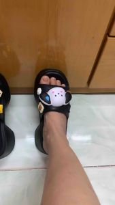 Dép nhựa  5 cm chống trơn trượt.có gắn họa tiết hình dễ thương.