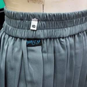 10-12 นิ้ว กระบวนการอัดพรีทจีบรอบสีเทา กระโปรงอะไรกระเป๋าแผ่น