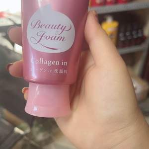 Sữa rửa mặt SENKA perfect white đất sét trắng và collagen