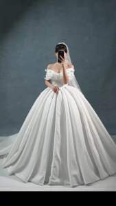 Choàng vai hoa hồng phối váy cưới đầm tiệc tạo kiểu