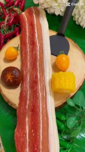 โมเดลหมูสามชั้นปลอม (ราคาไม่รวมถาดไม้) ขนาดยาว 39 ซม. กว้าง 6.7 ซม. วัสดุผลิตจากยางล้างน้ำทำความสะอาดได้