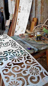 Sketsel Penyekat ruangan Plywood lasercut motif artistik