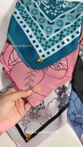 (GROSIR) ZARYTA MOTIF METAL LOGO VOAL MOTIF LC/ HIJAB SEGI EMPAT MOTIF LC/110 x 110