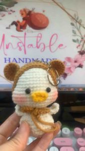 Móc khóa Chú vịt đội mũ gấu bằng len