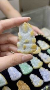 Mặt Phật Bà ngọc cẩm thạch vàng(Phỉ Thuý Kim Vàng) làm mặt dây chuyền may mắn tài lộc