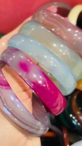 Vòng tay đá mã bão vân hồng xanh trắng tự nhiên đẹp chột 15li bản hẹ(giao ngẫu nhiên màu)