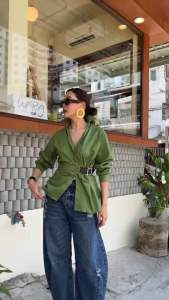 เสื้อเชิ้ตทรงเท่ที่ช่วงเอวแต่งเข็มขัดสีดำหัวเข็มขัดอะไหล่เงินเก๋มาก กระดุมผ่าหน้าเปิดปิดได้ Tage::Mirror Sister