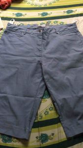 Thanh lý Quần short màu xanh dương rộng rãi chất liệu vải bền thiết kế đơn giản phù hợp cho các hoạt động hàng ngày đặt trên nền vải hoa văn sọc xanh lá cây.Tình trang New 100%