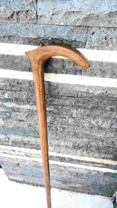 tongkat jalan kayu kelor emas motif pipih D61