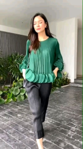 เสื้อคอกลม แขนยาว แบบมีการแต่งระบาย ด้วยการตัด เลเซอร์คัตวงกลมมาซ้อนเรียง ด้วยความประณีต ทำให้ขึ้นพุ่มทรงอย่าง สวยงาม ทั้งช่วงชายเสื้อ และปลายแขน งานโอกูตูร์ ที่แท้ทรู เกร๋กู๊ด สีสวยปัง ดูดีแน่นอนค่าา ** รุ่นนี้เป็นงานอัดพลีทผ้าเนื้อบาง เพื่อความพริ้วสว